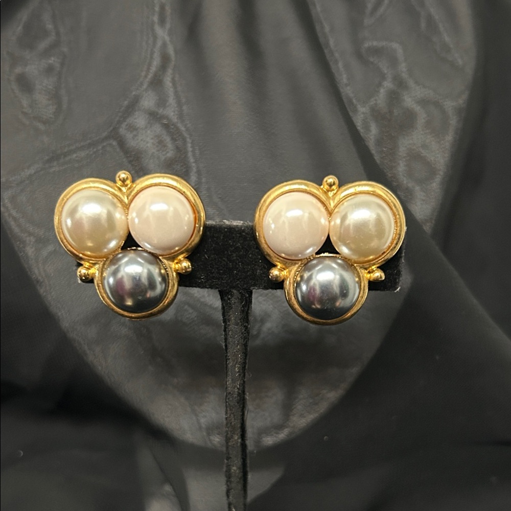 Fashion Pearl Earrings.